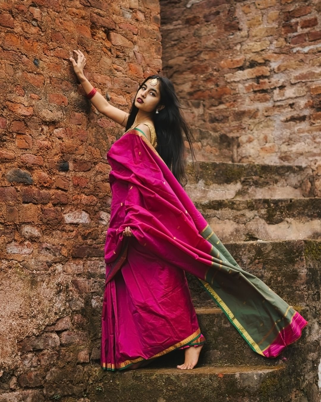 Black and Gold Party Saree thumbnail 3